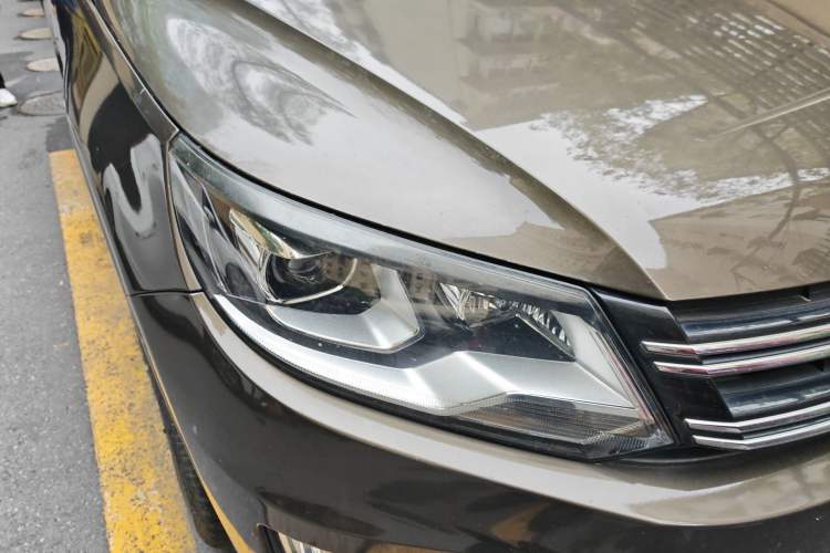 Used Volkswagen Tiguan 2015 1.8TSI Automatic All-Wheel-Drive Luxury Model Right Front Headlight