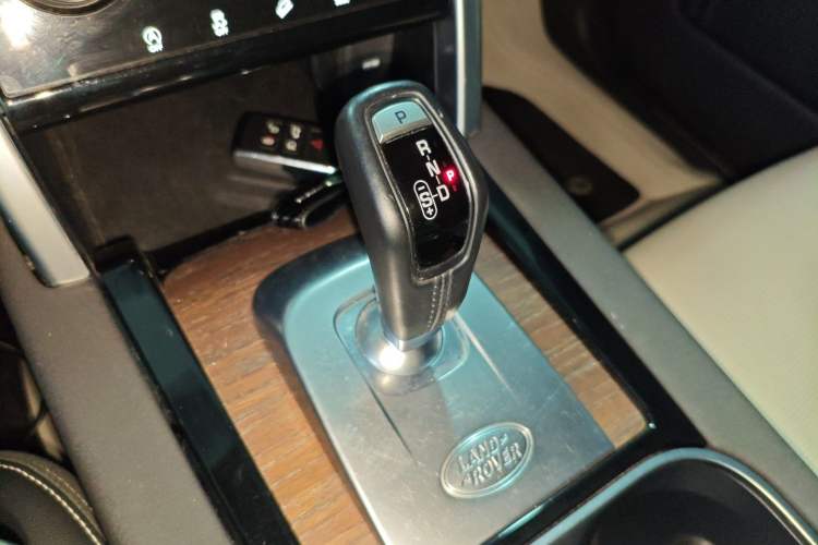 Used Land Rover Discovery Sport 2021 249 PS R-Dynamic S Performance Edition Gear Lever