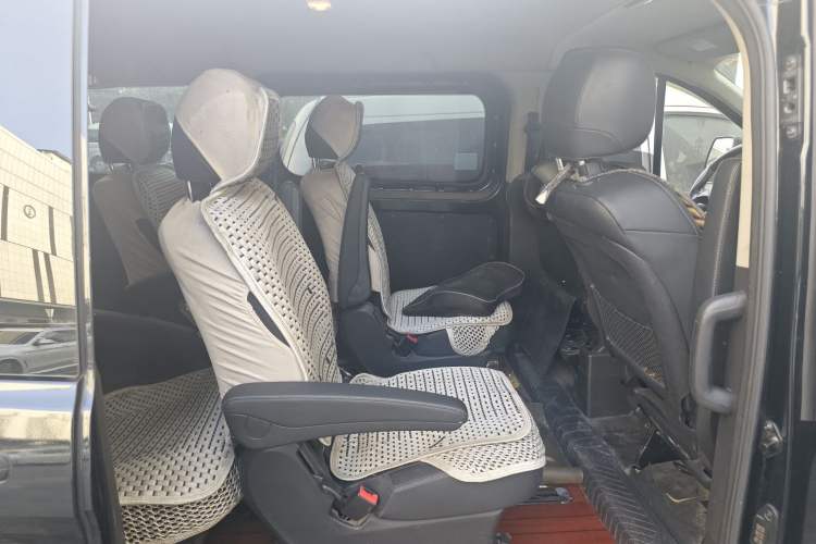 Used Ford Transit 2020 2.0T Diesel Multi-Function Commercial Vehicle Mid-Chassis Low-Roof Design with Dual Rear Doors Meeting China VI Emission Standards
