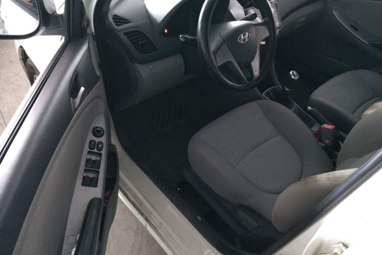 Used Hyundai Verna (older generation) 2014 1.4L Manual Smart GLS Trim Driver Seat