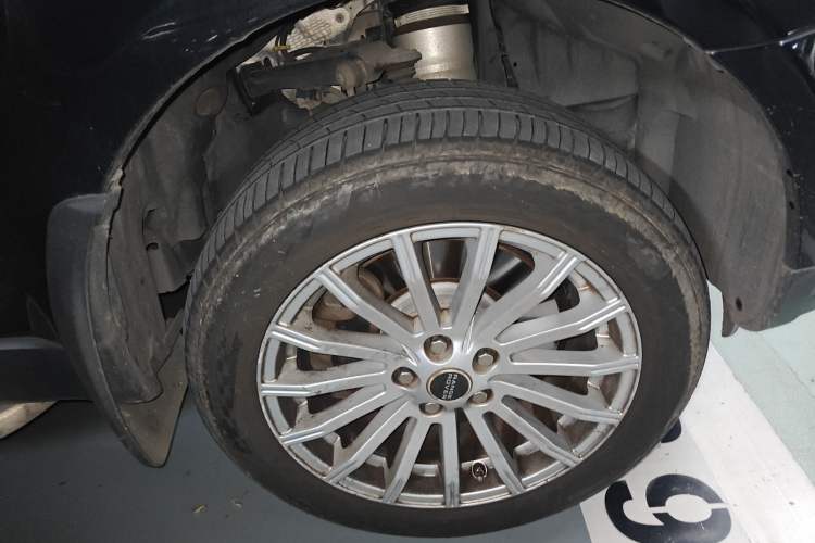 Used Land Rover Range Sport 2012 5.0 NA V8 HSE Right Front Wheel Hub