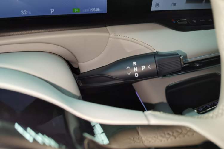 Used VOYAH FREE 2025 318 259 km All-Wheel-Drive Exploration Edition Gear Lever