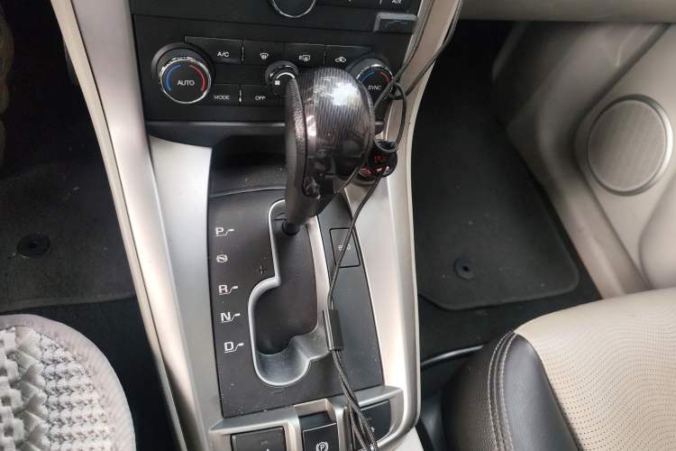 Used Chevrolet Captiva 2014 2.4L 4x4 Luxury Edition 5 Seats Gear Lever