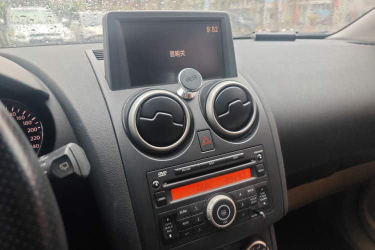 Used Nissan Qashqai 2011 2.0 XV Lea CVT 2WD Audio And AC Panel