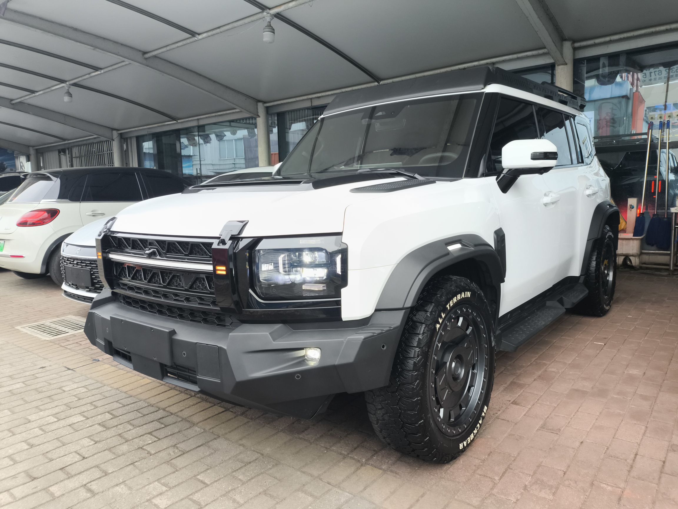 تحت مقدمة السيارة