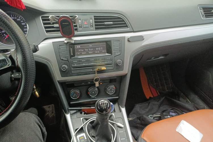 Used Volkswagen Lamando 2015 230TSI Manual Trend Edition Audio And AC Panel