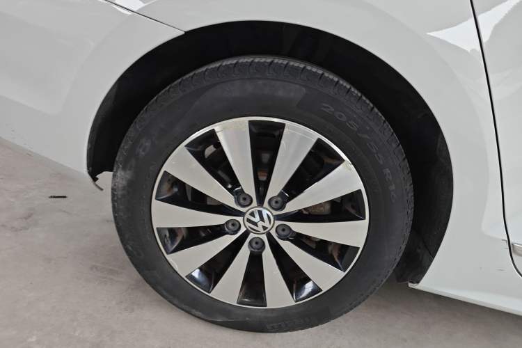 Used Volkswagen Sagitar 2018 280TSI DSG Comfort Model Right Rear Wheel Hub