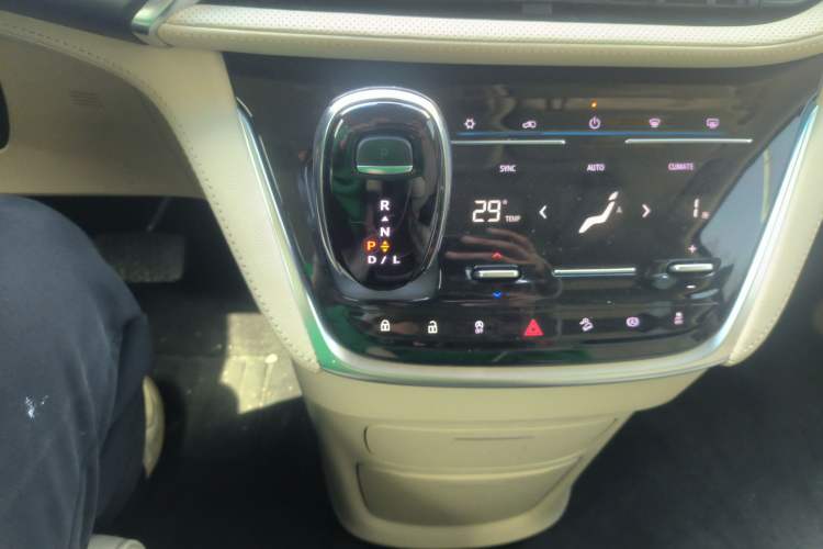 Used Buick GL8 2022 ES Landtrek 653T Luxury Edition
