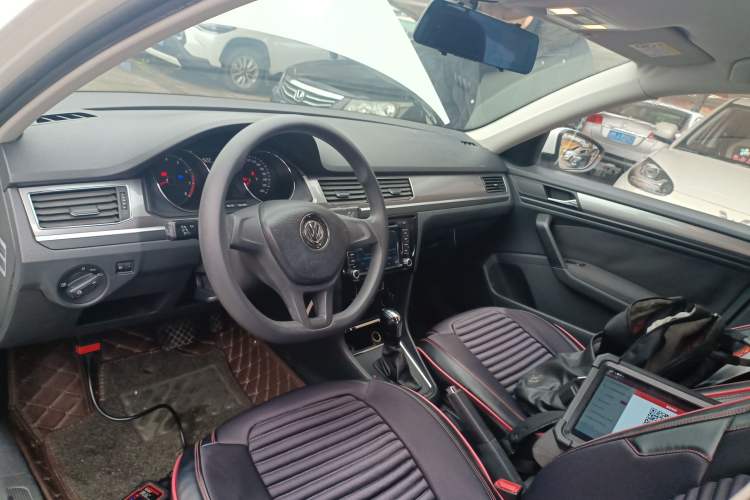 Used Volkswagen Bora 2016 1.6L Automatic Fashion Model Center Console