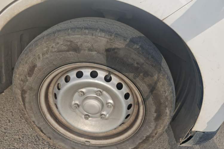 Used Wuling Yangguang 2024 300km Comfort-Grade Passenger Van 60kW