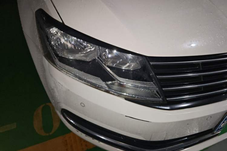 Used Volkswagen Lavida 2015 1.6L Manual Comfort Edition Right Front Headlight