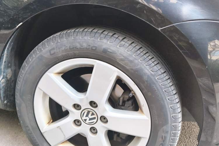 Used Volkswagen Touran 2013 1.4T Manual Fashion Edition 5 Seats Right Front Wheel Hub