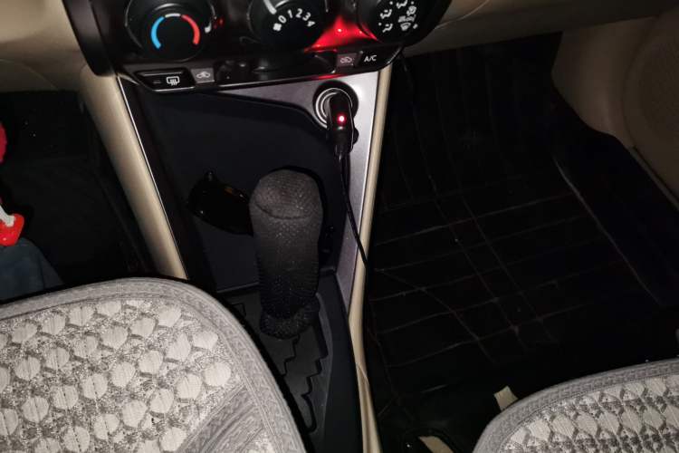 Used Toyota YARiS L Zhi Xuan 2014 1.3E Automatic Charm Edition Gear Lever