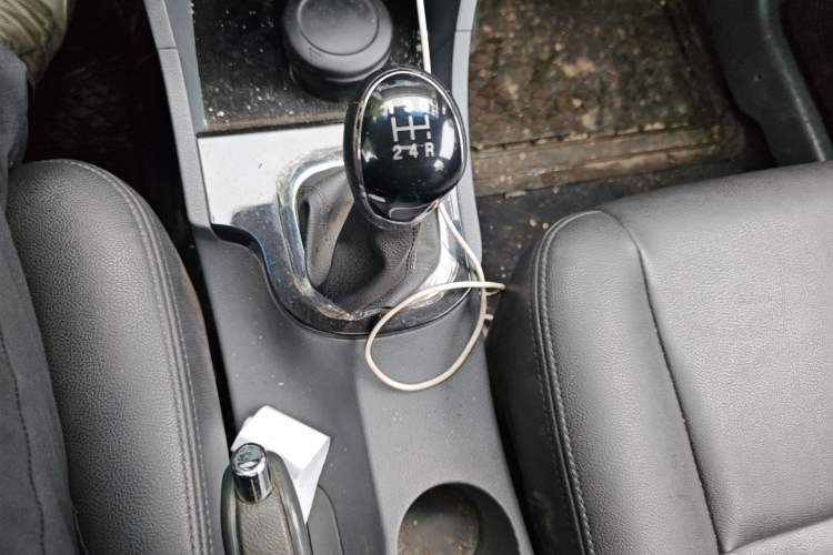 Used JAC Group Refine M2 2013 1.8L Manual Luxury 5-Seater Gear Lever