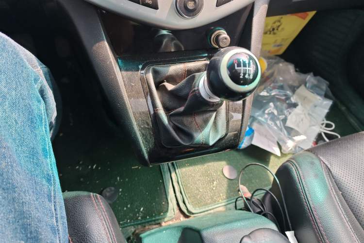 Used BYD S6 2014 1.5TI Manual Luxury 5-Seater Gear Lever