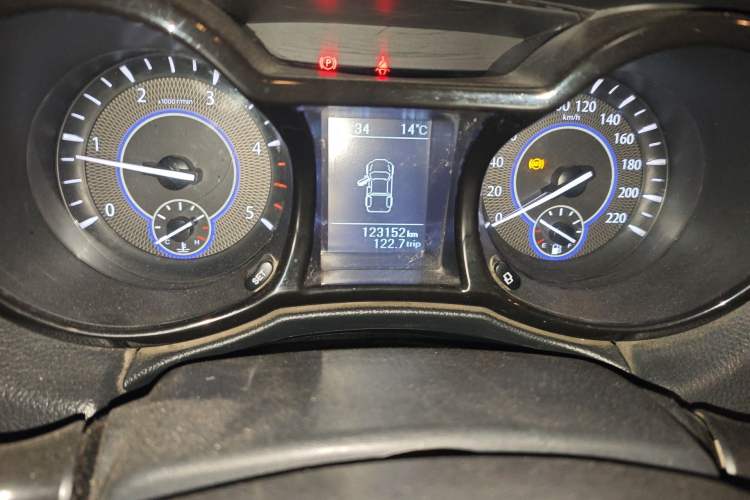 Used JMC Yuhu 5 2018 2.4T Classic Edition Diesel Manual Two-Wheel Drive Luxury Long-Wheelbase JX4D24A5L