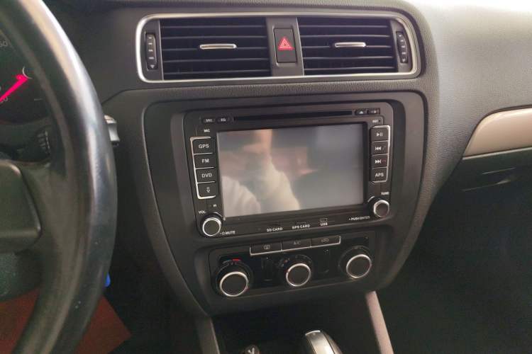 Used Volkswagen Sagitar 2014 Revised Version 1.6L Automatic Comfort Edition Audio And AC Panel