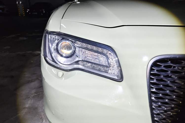 Used Chrysler 300C 2016 3.0L Supreme Edition Right Front Headlight