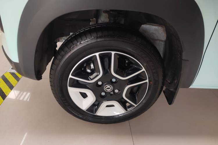 Used Dongfeng NAMMI BOX 2022 Revised Light Wind Edition 201 km Standard Version Left Front Wheel Hub
