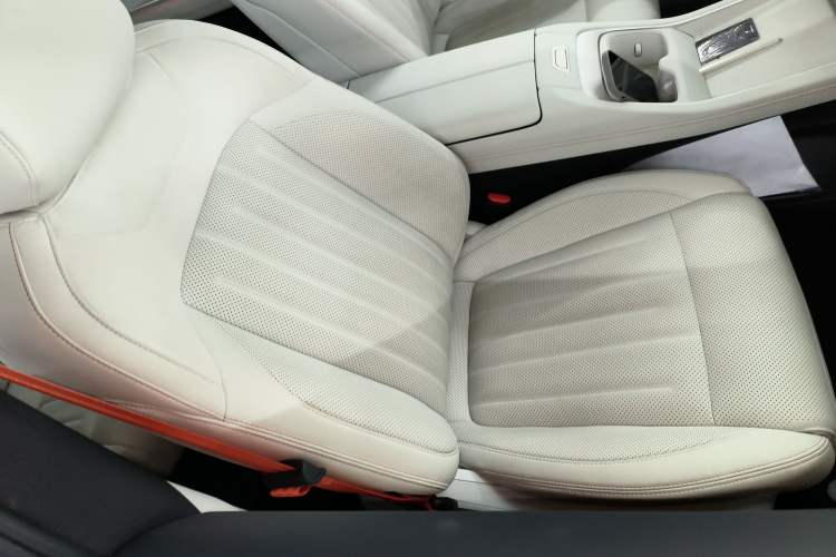 Used ONVO L60 2024 60 kWh All-Wheel Drive Right Front Seat