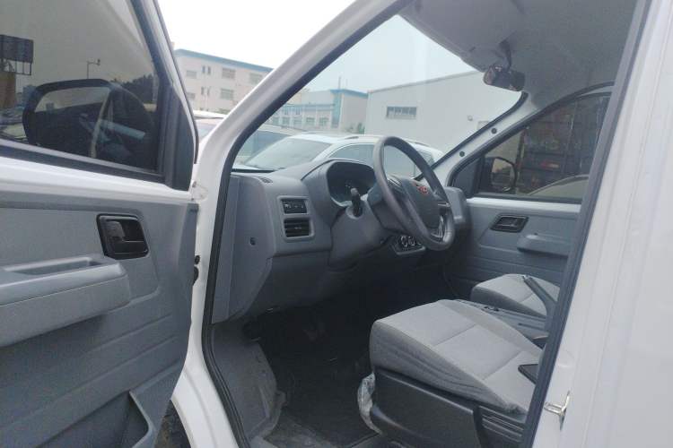 Used Wuling Yangguang 2024 300KM Comfort Version Passenger Van 75kW
