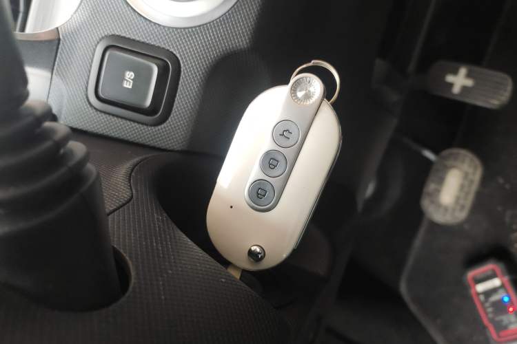 Used Wuling Hongguang MINIEV 2021 Macaron Fashion Edition Lithium-Ion Battery Vehicle Key