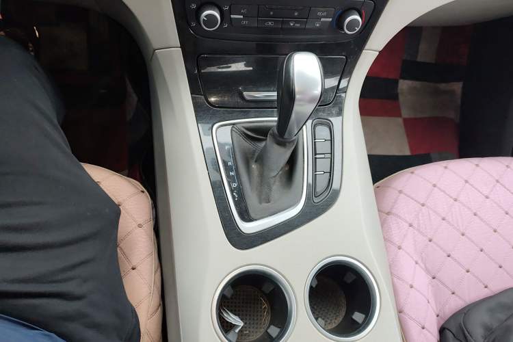 Used Huasong 7 2015 2.0T Automatic Comfort Model Gear Lever