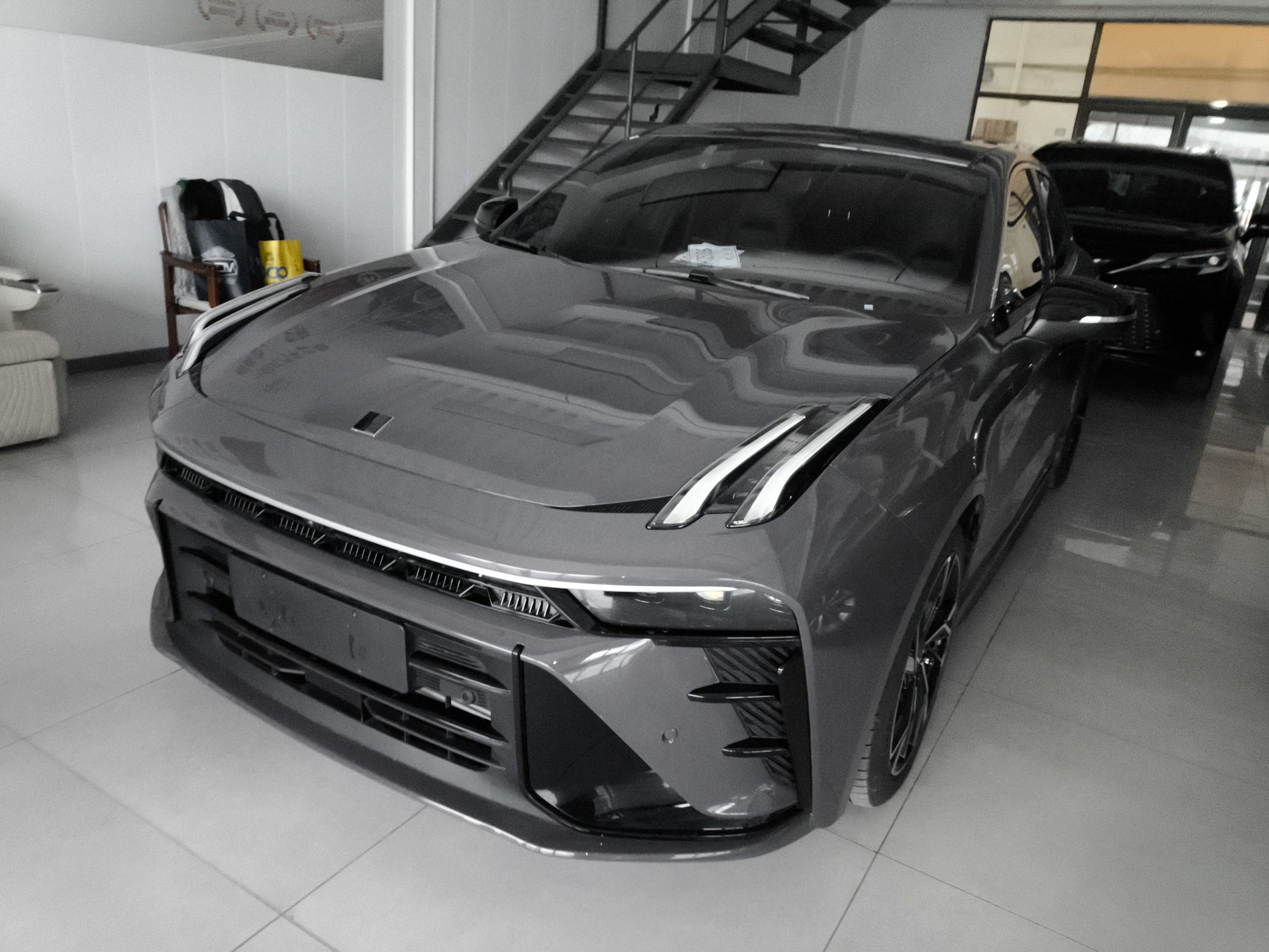 Под передней частью автомобиля