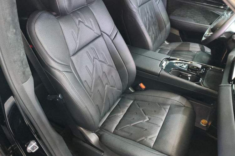 Used Zeekr 009 2024 7-Seater Walk-Through Version Four-Wheel Drive 108 kWh Right Front Seat