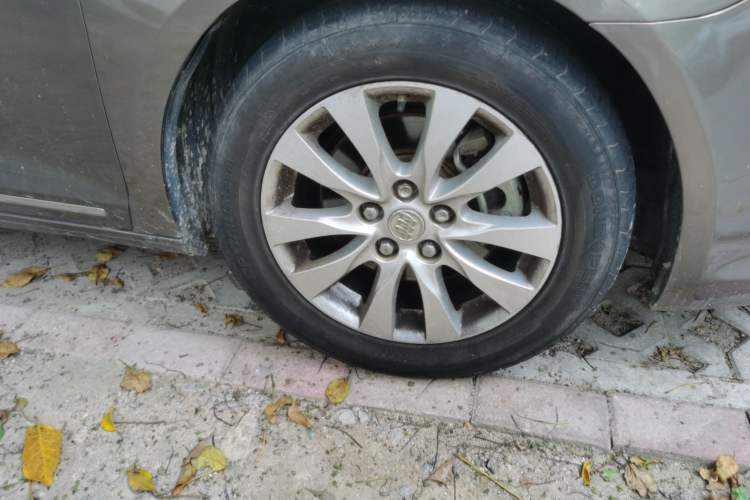 Used Buick LaCrosse 2013 2.4L SIDI Leading Comfort Version Right Front Wheel Hub