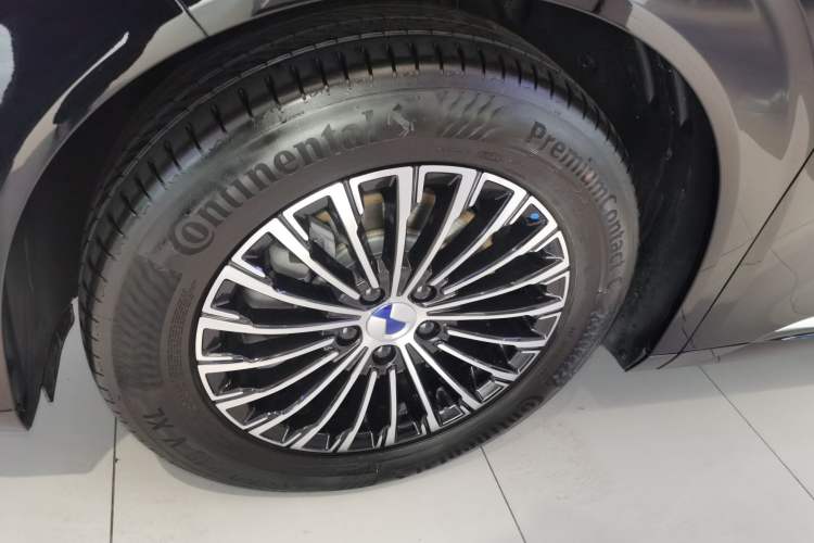 Used Denza D9 2025 DM-i Smart Drive 1020 Four-Wheel Drive Deluxe Model
