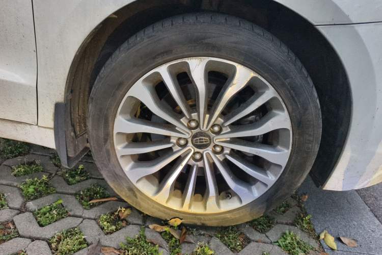 Used Geely Auto Emgrand GT 2015 1.8T Flagship Model Right Front Wheel Hub