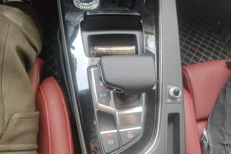 Used Audi A4L 2025 2 Million Units Enjoyment Version 40 TFSI Luxury Dynamic Edition Gear Lever