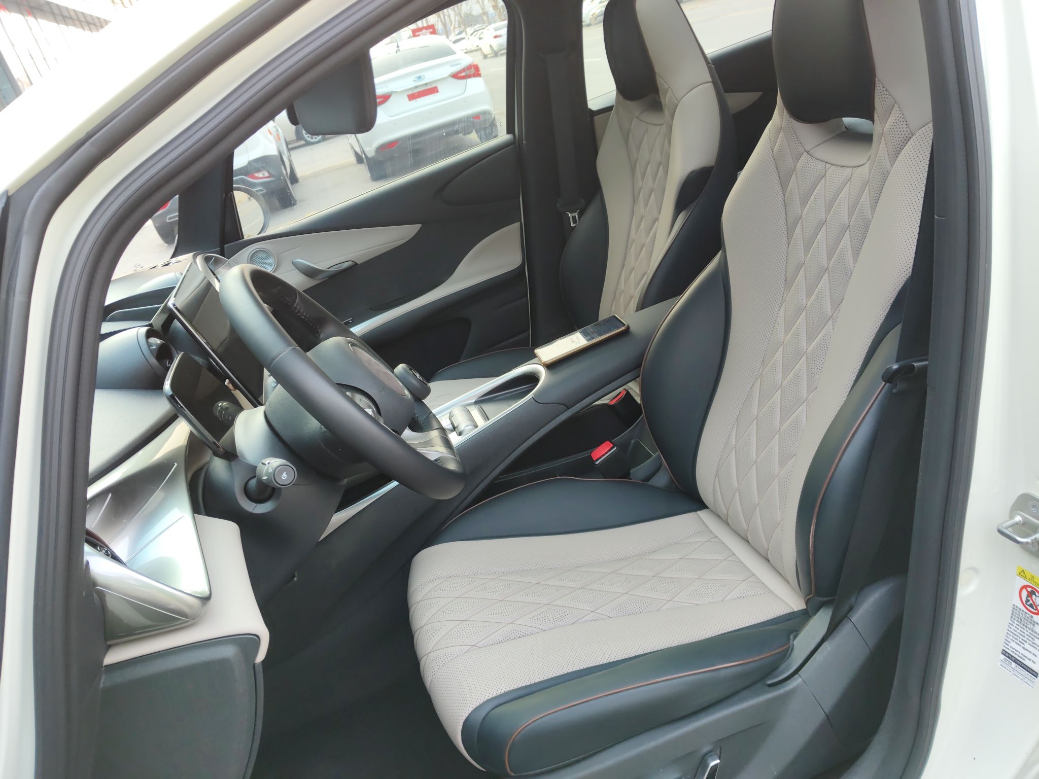 المقاعد الأمامية داخل السيارة