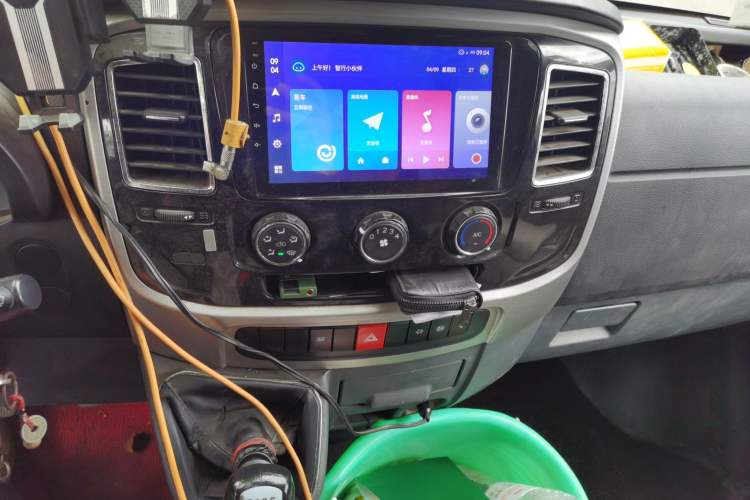 Used Dongfeng Yufeng 2021 2.0T Power King Front-Drive Logistics Vehicle Long Wheelbase Mid-Roof Design 6–9 Seats China VI Emission Standard ZD20 Audio And AC Panel