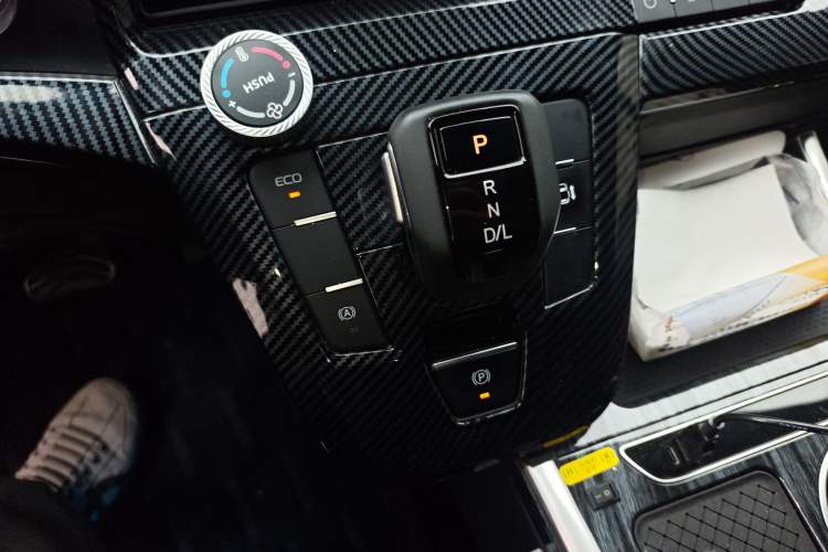 Used Ford Transit 2023 2.0T Diesel Automatic Commercial & Travel Version Mid-axle Low-roof Design 7/8/9-Seater