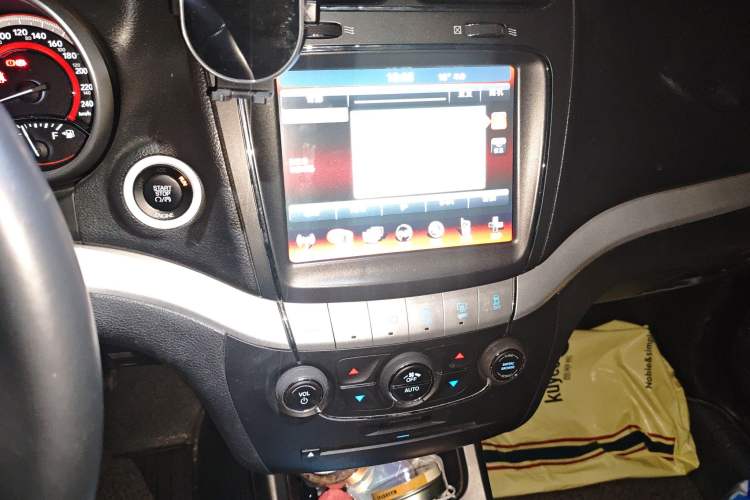 Used Dodge Journey 2013 2.4L Two-Wheel Drive Luxury Version