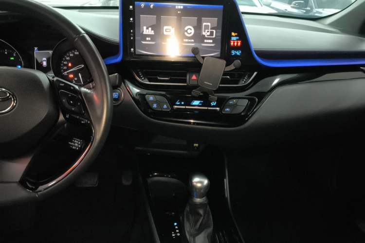 Used Toyota IZOA 2018 2.0L Yichi Version China VI Standard
