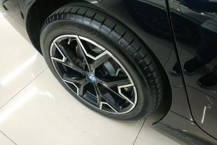 Used BMW i3 2024 eDrive 40 L Midnight Edition Right Rear Wheel Hub