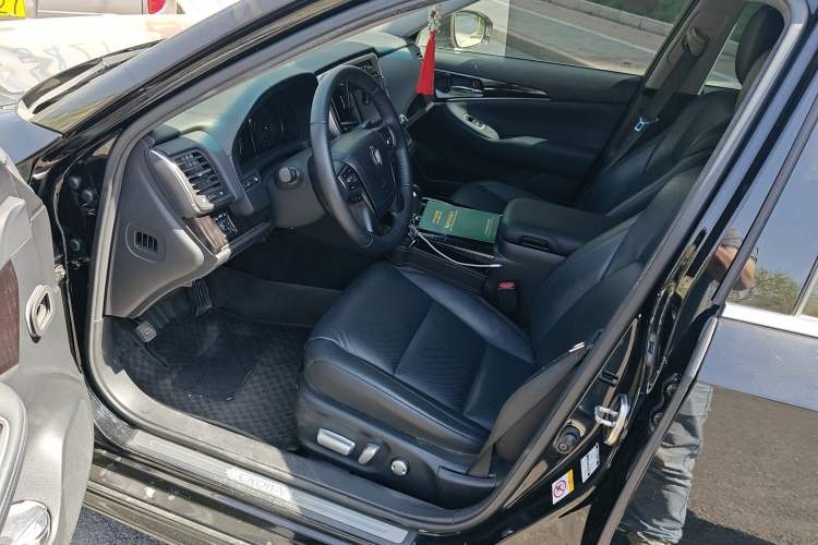 Used Toyota Crown 2015 2.0T Fashion Edition Driver Seat