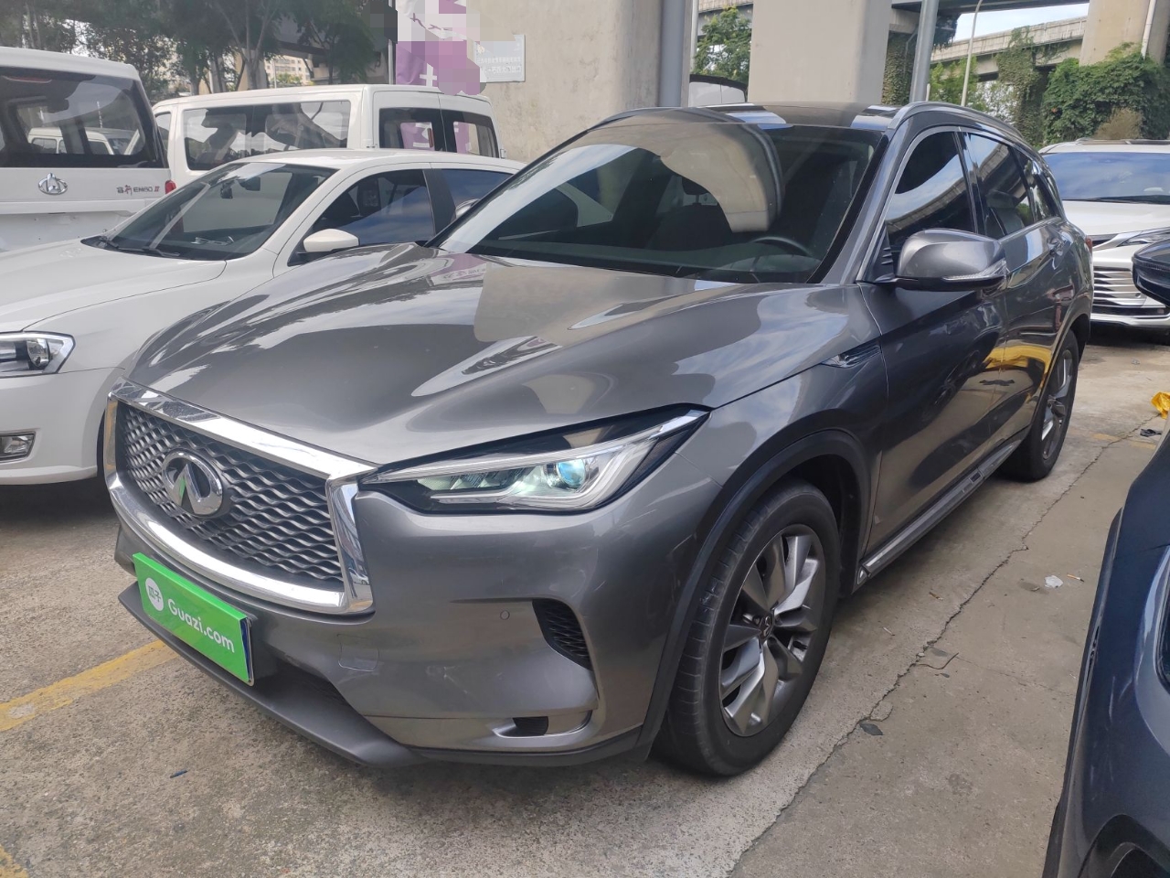 Под передней частью автомобиля