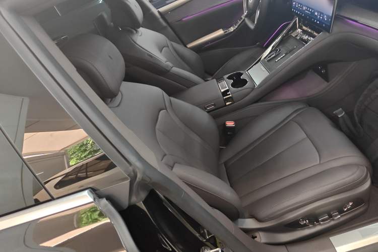 Used Denza Z9 2024 1100 km All-Wheel-Drive Ultra Version
