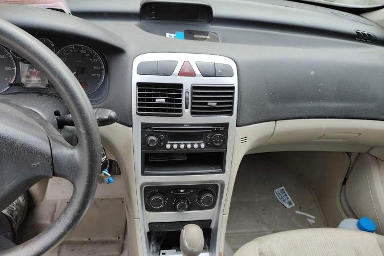 Used Peugeot 307 2013 Hatchback 1.6L Automatic Comfort Edition Audio And AC Panel