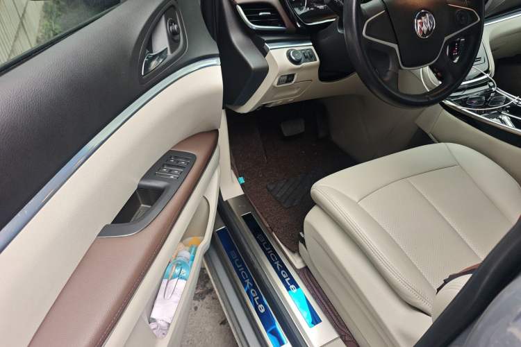 Used Buick GL8 2023 Land Executive Class Comfort Model
