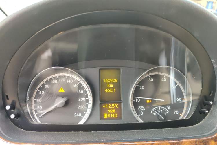 Used Mercedes-Benz Viano 2010 2.5L Prestige Edition Odometer Close Up