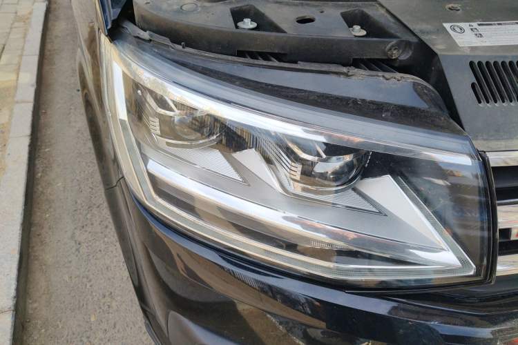 Used Volkswagen Caravelle 2018 2.0 TSI 4x4 Luxury Edition 7-Seater Right Front Headlight