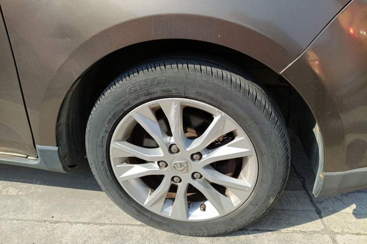 Used Baojun 730 2014 1.5L manual standard trim 7 seats Right Front Wheel Hub