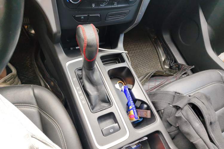 Used Ford Kuga 2017 EcoBoost 180 Two-Wheel-Drive Platinum Edition Gear Lever