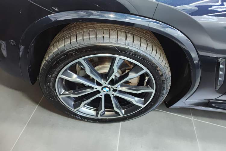 Used BMW X3 2023 Restyled xDrive30i Leading Edition M Night Sky Package Left Front Wheel Hub