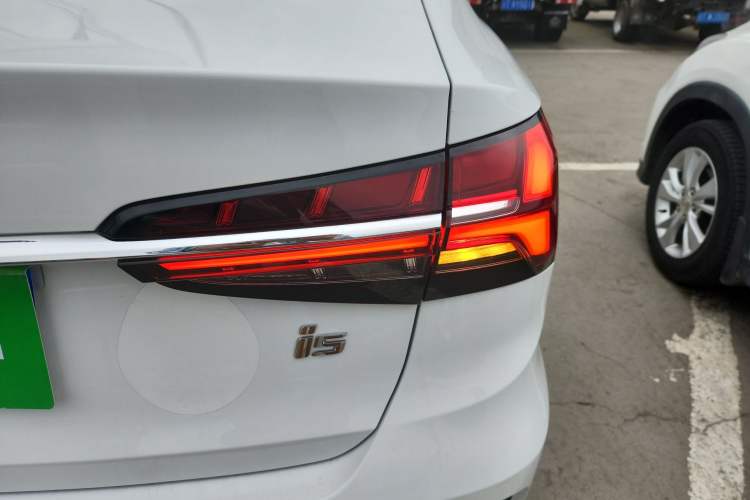 Used Roewe i5 2021 1.5L Manual Platinum Edition Right Rear Taillight